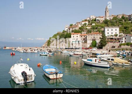 Port de Punat sur l'île de Krk, Kvarner Bay, Côte Adriatique, Croatie, Europe Banque D'Images