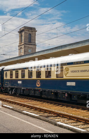 Le légendaire Venice Simplon Orient Express est prête à partir de la gare la ruse. Le bateau train voyage entre Paris et Istanbul. Banque D'Images