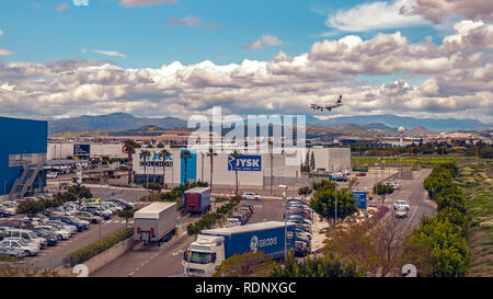 Malaga, Espagne - 07 avril 2018. L'atterrissage de l'avion sur le centre commercial Bahia Azul, Malaga, Espagne Banque D'Images