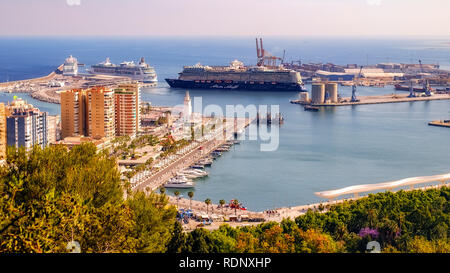 Malaga, Espagne - 18 mai 2018. Bateau de croisière Mein Schiff 5 passe le Seven Seas Cruises Explorer et Rhapsody of the Seas qu'il quitte le port de Mala Banque D'Images