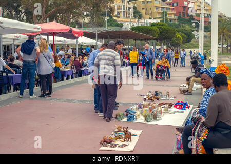 Malaga, Espagne - 21 avril 2018. Les marchands sur El Pedregal, promenade, la ville de Malaga, Espagne Banque D'Images