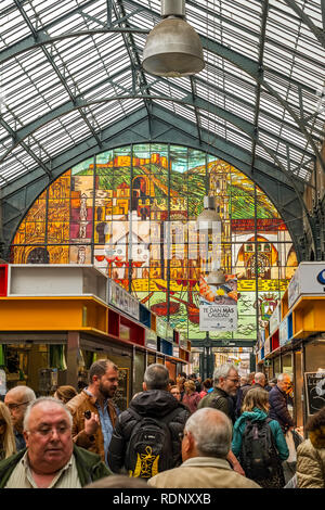 Les gens dans le célèbre marché central Atarazanas de Mercado Central Banque D'Images