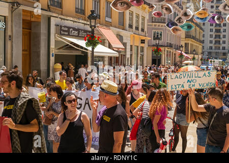 Les personnes membres de la Malaga no se vende la plate-forme, se manifestant sur la Marques de Larios, piétonne dans le quartier historique de 100 Banque D'Images