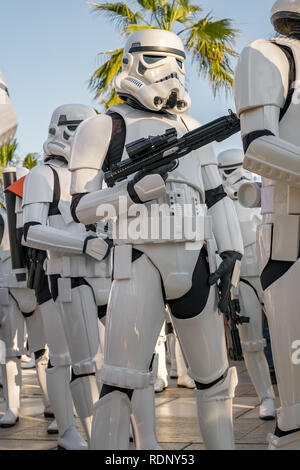Malaga, Espagne - 05 mai, 2018. Les membres de la 501st Legion garnison espagnole habillés en soldats impériaux du film saga Star Wars, effectuer le long de la w Banque D'Images