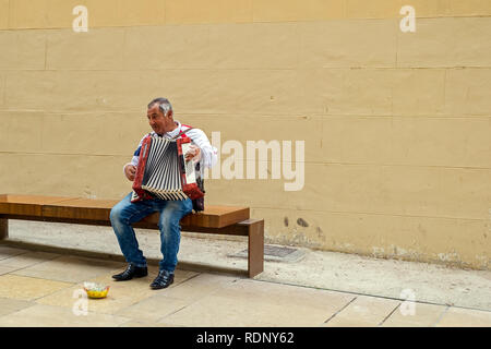 Malaga, Espagne - 10 avril 2018. Musicien de rue non identifié à jouer des mélodies avec son vieux accordéon dans la ville de Malaga, Espagne Banque D'Images