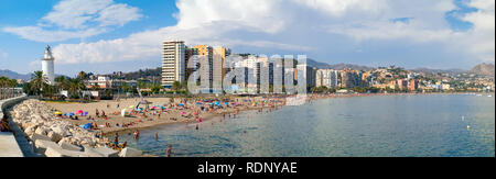 Malaga, Espagne - 23 août 2018. Les gens sur la plage de Malagueta, Malaga, Costa del Sol, la province de Malaga, Andalousie, Espagne, Europe de l'Ouest Banque D'Images