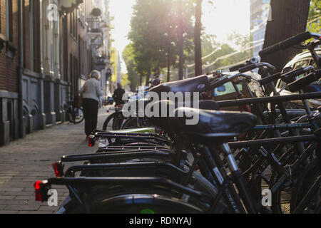 Des vélos de ville à Amsterdam Banque D'Images