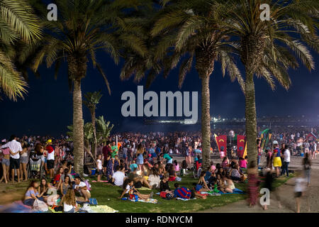 Malaga, Espagne - Juin 23, 2018. Les gens sur la plage de Malagueta sur nuit de San Juan Banque D'Images