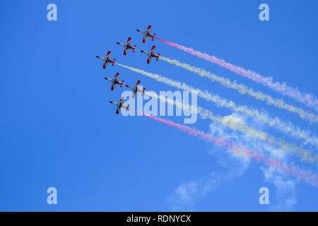 Groupe de voltige avions rouge du drapeau espagnol dessin figure dans le ciel Banque D'Images