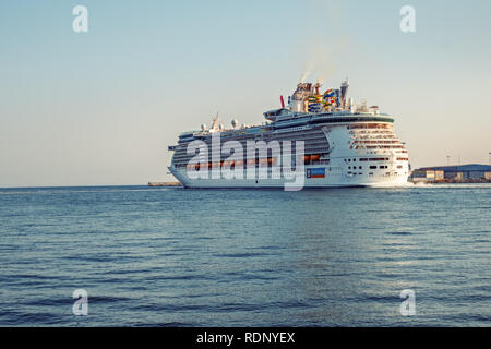 Malaga, Espagne - 26 juin 2018. Royal Caribbean Indépendance de la mer Bateau de croisière quitte le port de la ville de Malaga, Costa del Sol, Malaga Province, un Banque D'Images