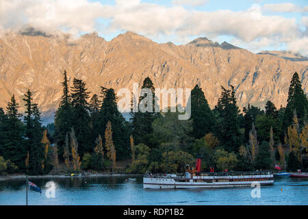 Le bateau de tourisme les croisières TSS Earnslaw le bord du lac Wakatipu à Queenstown sur l'île du sud de Nouvelle-Zélande. Banque D'Images