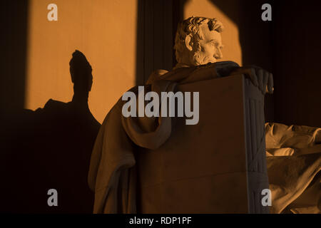 WASHINGTON DC, United States - Tôt le matin au Lincoln Memorial à Washington DC. Assis sur l'extrémité ouest du National Mall, il commémore le 16e président des États-Unis, Abraham Lincoln. Cette photo a été prise vers le solstice de printemps. Avec le soleil plus directement dans l'Est, la lumière brille brièvement directement sur l'immense statue de Lincoln qui se trouve à l'intérieur de l'édifice. Banque D'Images