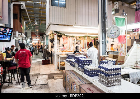 Marché alimentaire Mercado de San Juan Mexico // MEXICO CITY, Mexique — le marché gastronomique animé Mercado de San Juan, situé dans le centre historique. Les stands présentent une gamme de viandes exotiques, de produits frais et de spécialités internationales, attirant à la fois des chefs locaux et des passionnés de cuisine curieux. Banque D'Images