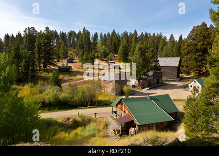 Tm00272-00...MONTANA - La ville fantôme de grenat, officiellement une ville minière, située dans la montagne de grenat actuellement maintenu par le Bureau de l'homme des terres Banque D'Images