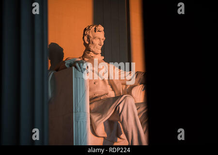 WASHINGTON DC, United States - Tôt le matin au Lincoln Memorial à Washington DC. Assis sur l'extrémité ouest du National Mall, il commémore le 16e président des États-Unis, Abraham Lincoln. Cette photo a été prise vers le solstice de printemps. Avec le soleil plus directement dans l'Est, la lumière brille brièvement directement sur l'immense statue de Lincoln qui se trouve à l'intérieur de l'édifice. Banque D'Images