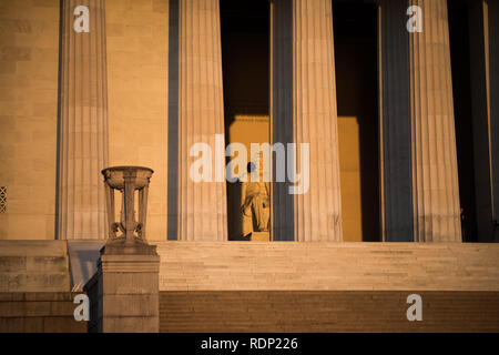 Lincoln Memorial Statue Washington DC // WASHINGTON DC — la Lincoln Memorial Statue, située dans le Lincoln Memorial à Washington, DC, États-Unis, est une œuvre d'art remarquable et un symbole important de l'histoire américaine. Créée par le célèbre sculpteur Daniel Chester French, cette statue de marbre emblématique représente Abraham Lincoln, le 16e président des États-Unis, qui a joué un rôle central dans la préservation de la nation pendant la période tumultueuse de la guerre de Sécession. Banque D'Images