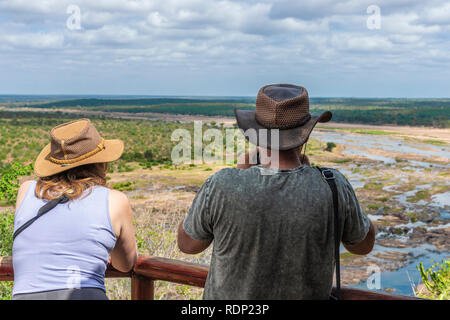 L'homme et la femme à la partie le long de l'Olifants River, de Olifants Rest Camp, Kruger National Park, Afrique du Sud Banque D'Images