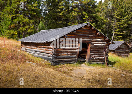 MT0290-00...petite cabine qui servait comme une maison pour un mineur de la ville fantôme de grenat. Banque D'Images