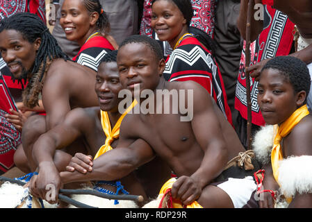 Swazi traditionnel dance troupe posant après leur spectacle au Mantenga Cultural Village, la Vallée d'Ezulwini, Swaziland eSwatini anciennement connu sous le nom de Banque D'Images