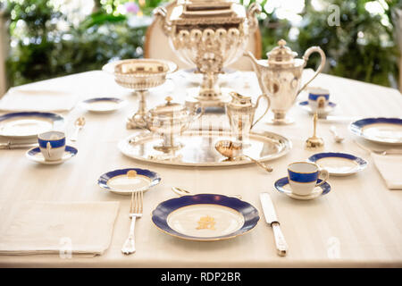 Salle à manger du petit-déjeuner de Hillwood Estate Washington DC | WASHINGTON DC — La salle à manger du petit-déjeuner de Hillwood Estate, Museum & Gardens, une petite pièce située à côté de la salle à manger principale où la collectionneuse Marjorie Merriweather Post prenait ses repas du matin. L'espace reflète la rénovation de 1955–57 de la demeure néo-géorgienne par l'architecte Alexander McIlvaine, qui a produit des intérieurs allant de l'intime et domestique au grandement formel, tous conçus pour exposer les collections de Post tout en fonctionnant comme une maison habitée. Post avait décidé dès 1952 que sa future résidence devrait finalement ouvrir au public Banque D'Images