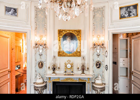 WASHINGTON, DC - un petit bureau privé zone adjacente à sa chambre à coucher que Marjorie Merriweather Post utilisé. Hillwood Estate et Museum de Washington DC est l'ancienne résidence de businesswoman, socialite, philanthrope et collectionneur, Marjorie Merriweather Post, Hillwood est connue pour le logement et l'affichage Post's grande collection d'arts décoratifs, en particulier dans les collections de la maison des Romanov, y compris les oeufs de Fabergé. Autres faits saillants sont 18e et 19e siècle l'art français et l'une des plus belles collections d'orchidées du pays. Banque D'Images