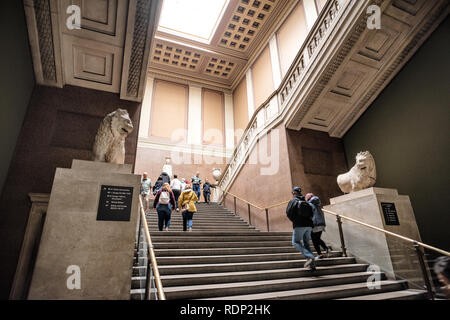 British Museum Grand Staircase Stone Lions Londres | LONDRES, Royaume-Uni — les visiteurs montent le grand escalier du British Museum sous une paire de lions de pierre monumentaux qui gardent la route menant aux galeries supérieures. Fondé en 1753 et logé dans le bâtiment néoclassique de Sir Robert Smirke, le musée abrite environ huit millions d'objets, l'une des collections les plus importantes et les plus visitées d'art et d'antiquités du monde. Banque D'Images