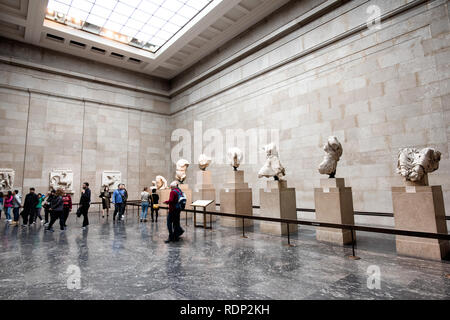 Londres, UK - les marbres d'Elgin, ou des sculptures du Parthénon, sont une collection de sculptures en marbre grec classique faite sous la supervision de l'architecte et sculpteur Phidias. Ils ont été à l'origine partie du temple du Parthénon et d'autres bâtiments sur l'acropole d'Athènes, et le maintien de leur présence au Musée Britannique à l'encontre de la Grèce à la demande de leur retour a conduit à une controverse internationale. Le British Museum, à Londres, est l'un des plus grands et plus complète des musées du monde. Il est dédié à l'histoire humaine, l'art et de la culture, et a été créé en 1753 Banque D'Images