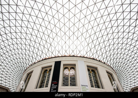 Londres, Royaume-Uni - le Queen Elizabeth II Great Court, ou grande cour couverte, un qandrangle au cœur du British Museum. Le British Museum, à Londres, est l'un des plus grands et plus complète des musées du monde. Il est dédié à l'histoire humaine, l'art et de la culture, et a été créé en 1753.