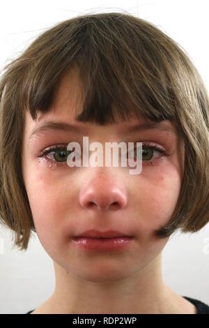 Portrait d'une petite fille rebelle en colère avec des larmes de frustration dans ses yeux Banque D'Images