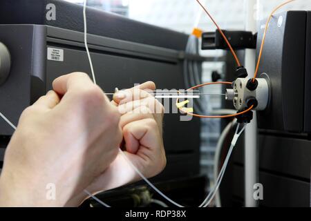 Laboratoire de biotechnologie, FPLC-système de purification des protéines, un scientifique est l'insertion d'un échantillon dans l'appareil, Centre de Banque D'Images