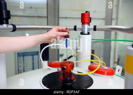 Résonance magnétique nucléaire RMN spectroscope pour la détection de la protéine des structures sur une échelle de l'atome, un scientifique est en cours de chargement Banque D'Images