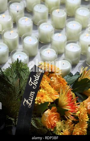 'Zum lettrage Todestag', l'allemand pour "en commémoration de l'anniversaire de la mort', une gerbe de fleurs sur une tombe Banque D'Images