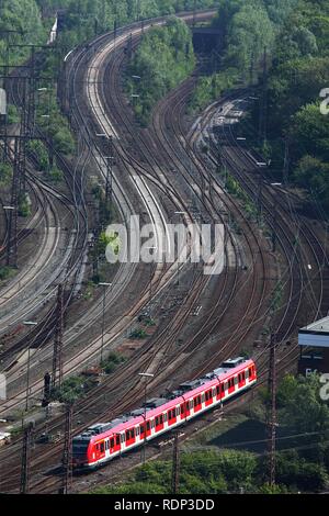 Réseau express régional sur la voie de chemin de fer, réseau de voies, à côté de la gare principale d'Essen, Essen, Rhénanie du Nord-Westphalie Banque D'Images