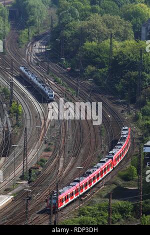 Train de banlieue et trains régionaux sur la piste, chemin de fer, réseau de voies à côté de la gare principale d'Essen, Essen Banque D'Images