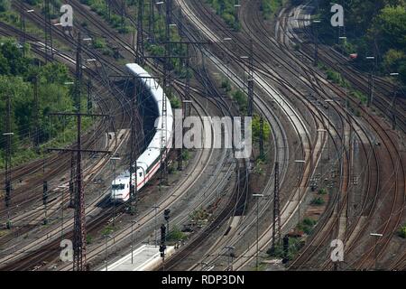La glace, Intercity-Express train sur la voie, chemin de fer, réseau de voies à côté de la gare principale d'Essen, Essen Banque D'Images