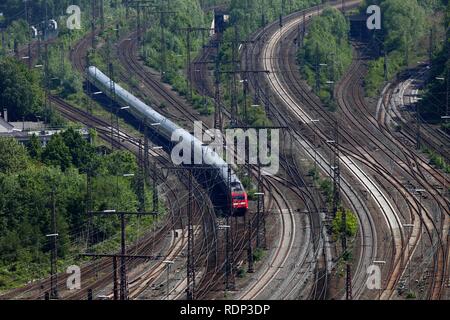 Train Intercity sur la piste, chemin de fer, réseau de voies à côté de la gare principale d'Essen, Essen, Rhénanie du Nord-Westphalie Banque D'Images