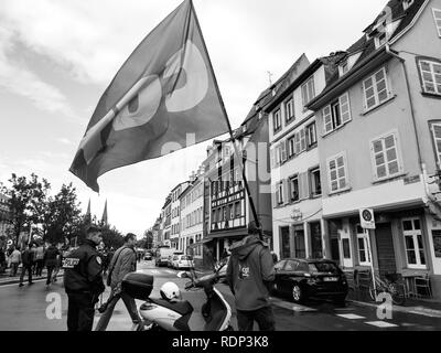 STRASBOURG, FRANCE - Sep 12, 2018 : l'homme avec drapeau CGT sur l'ensemble du territoire français de la rue au cours d'une journée de protestation contre la réforme du travail proposé par Emmanuel Macron Gouvernement - noir et blanc Banque D'Images