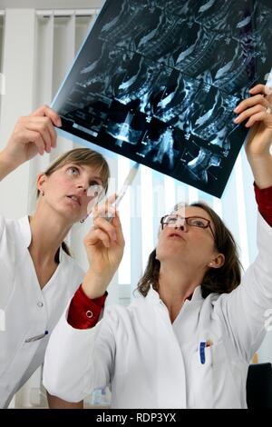 La pratique médicale, médecin et l'examen de technicien médical images MRT Banque D'Images