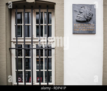 TRIER, ALLEMAGNE - DEC 21, 2015 : Vue de face d'une plaque commémorative sur la façade de la maison ont été Karl Marx, le philosophe allemand, économiste, sociologue, journaliste et socialiste révolutionnaire est né en 1818 Banque D'Images