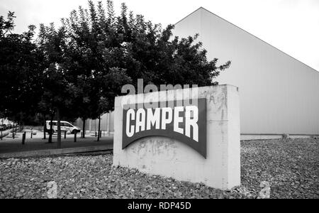 INCA, PALMA DE MALLORCA, ESPAGNE - 8 mai 2018 : Chaussures Camper logo pierre vu de face à l'entrée de l'usine à Inca Palma de Majorque Espagne - noir et blanc Banque D'Images