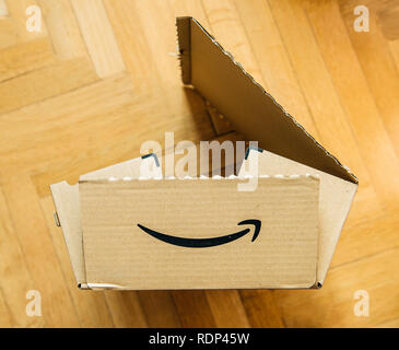 PARIS, FRANCE - DEC 21, 2018 : démontage d'Amazone boîte en carton - Vue de dessus Banque D'Images