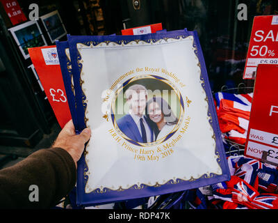 Londres, Royaume-Uni - 18 MAI 2018 : des boutiques de souvenirs Souvenirs vente célébration du mariage royal d'avoir lieu le 19 mai au château de Windsor, le prince Harry Markel Meghan Banque D'Images