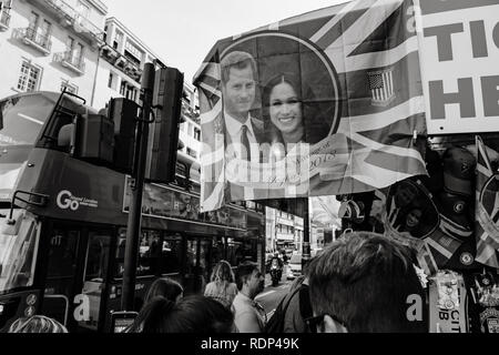 Londres, Royaume-Uni - 18 MAI 2018 : Street boutique vendant des souvenirs Souvenirs de la célébration du mariage royal un jour avant le château de Windsor, le prince Harry Markel Meghan noir et blanc mariage Banque D'Images