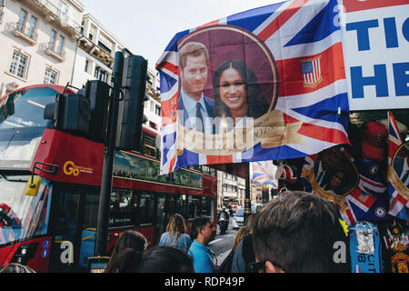 Londres, Royaume-Uni - 18 MAI 2018 : Street boutique vendant des souvenirs Souvenirs de la célébration du mariage royal un jour avant le château de Windsor, le prince Harry Markel Meghan mariage Banque D'Images