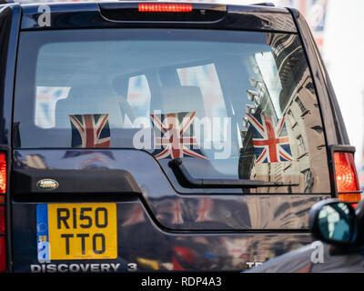 Londres, Royaume-Uni - 18 MAI 2018 : Réflexion des drapeaux Union Jack sur Regent Street, un jour avant le mariage royal entre le Prince Harry et Meghan Markle aura lieu au Château de Windsor dans le Berkshire le 19 mai 2018. Banque D'Images