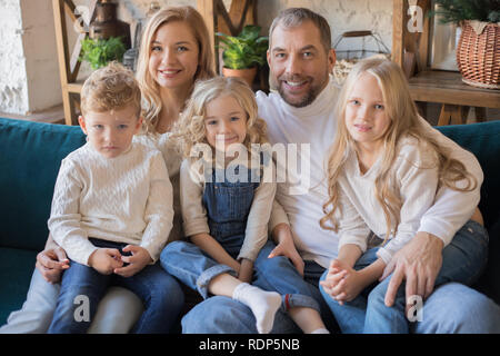 Happy Family est assise sur le canapé et s'amusant. Banque D'Images