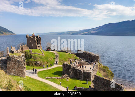 Ruines du château d'Urquhart au lac Loch Ness en Écosse. Banque D'Images