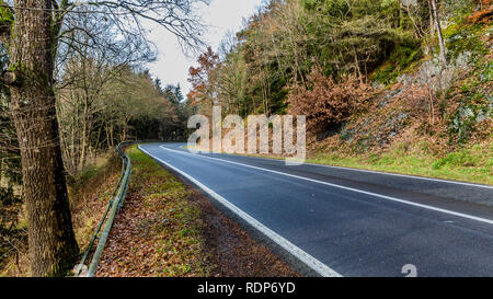 Belle image d'un chemin rural entre une montagne de roches et d'arbres dans un merveilleux et de nuages pendant la journée dans les Ardennes Belges Banque D'Images