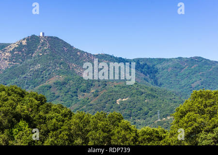 Vue vers le Mont Umunhum de Almaden Quicksilver County Park, South San Francisco Bay area, comté de Santa Clara, Californie Banque D'Images