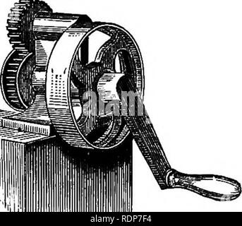 . Quinby de neuf l'apiculture. Les mystères de l'apiculture a expliqué. En combinant les résultats de cinquante ans d'expérience, avec les dernières découvertes et inventions, et présentant le plus de méthodes approuvées, formant un guide complet à la réussite de la culture de l'apiculture. Les abeilles. WA.X AKD COMB. 193 les nécessités de l'hee. Il est prouvé par l'expérience réelle qu'une cellule avec une base plate est également aussi comme pratique qu'avec les trois angles, construit par la base ; d'abeilles et j'ai confiance qu'un tube rond de dimensions appropriées pourrait répondre à leurs vrais veut ainsi qu'une une hexagonale. Coût du peigne, Banque D'Images